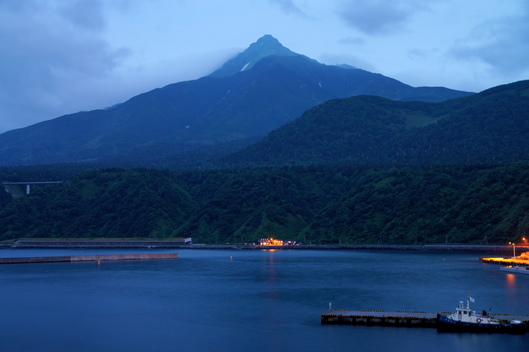 Núi Rishiri nhìn từ cảng Oshidomari, Hokkaido, trong ánh chiều xanh
